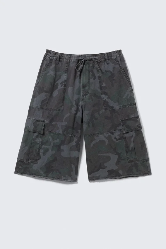 Mid Rise Loose Knee-Length Cargo Shorts – Navy Camo Mid Rise Loose Knee-Length Cargo Shorts – Navy Camo