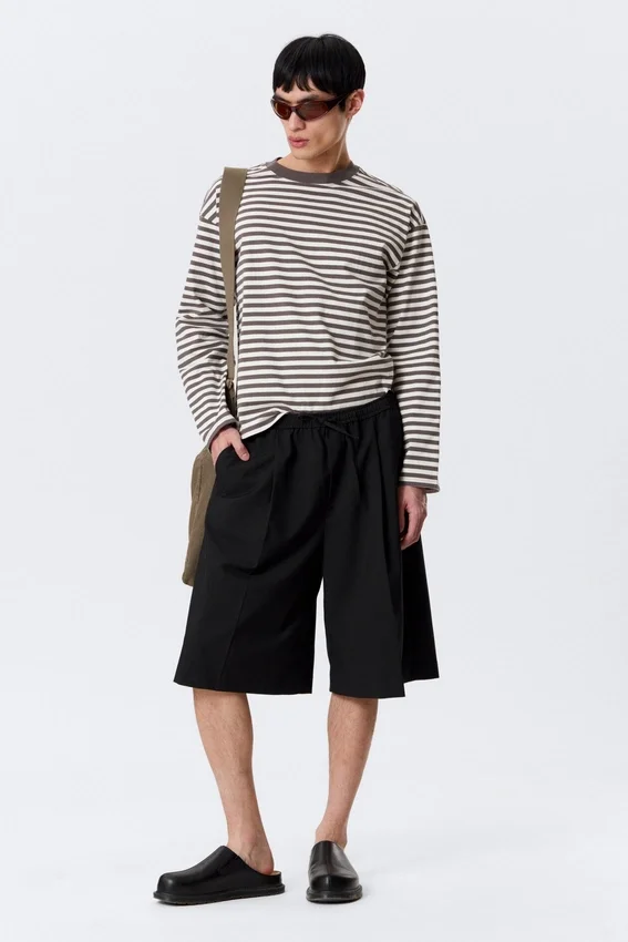 Mid Rise Loose Suiting Shorts – Black Mid Rise Loose Suiting Shorts – Black