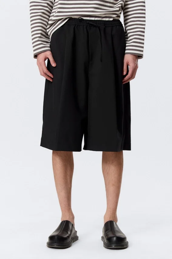 Mid Rise Loose Suiting Shorts – Black Mid Rise Loose Suiting Shorts – Black