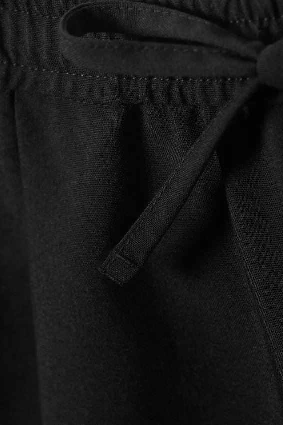 Mid Rise Loose Suiting Shorts – Black Mid Rise Loose Suiting Shorts – Black