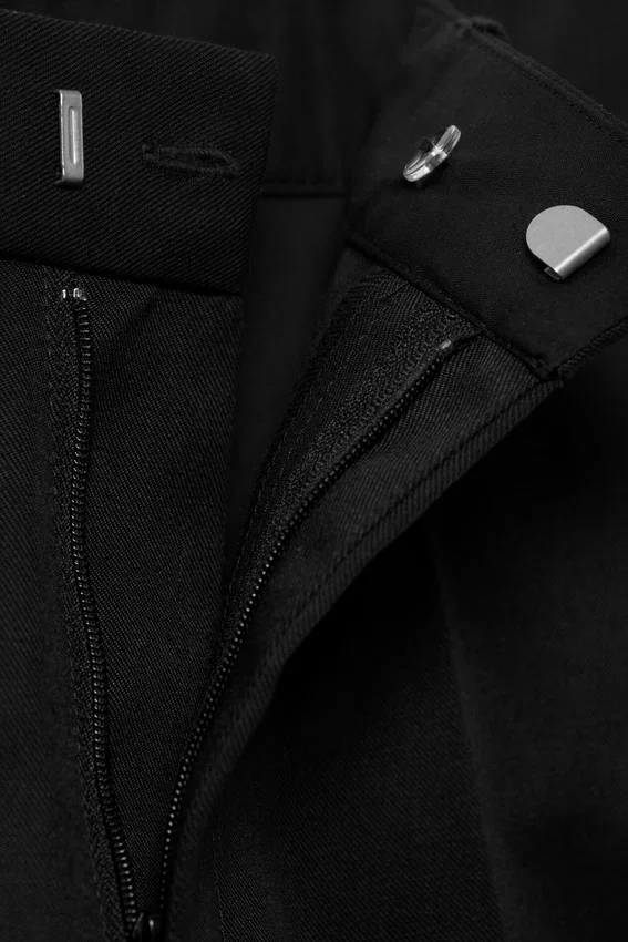 Mid Rise Relaxed Straight Leg Chino Trousers – Black Mid Rise Relaxed Straight Leg Chino Trousers – Black