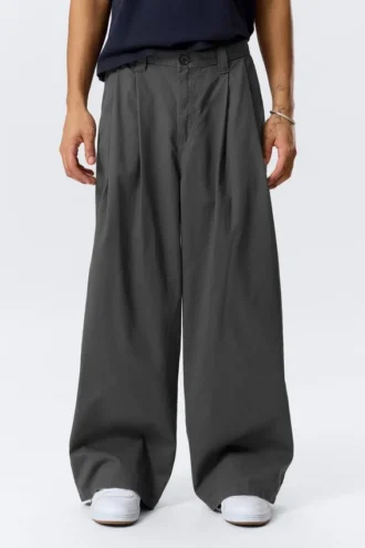 Otis Baggy Pleated Twill Chinos – Dark Grey