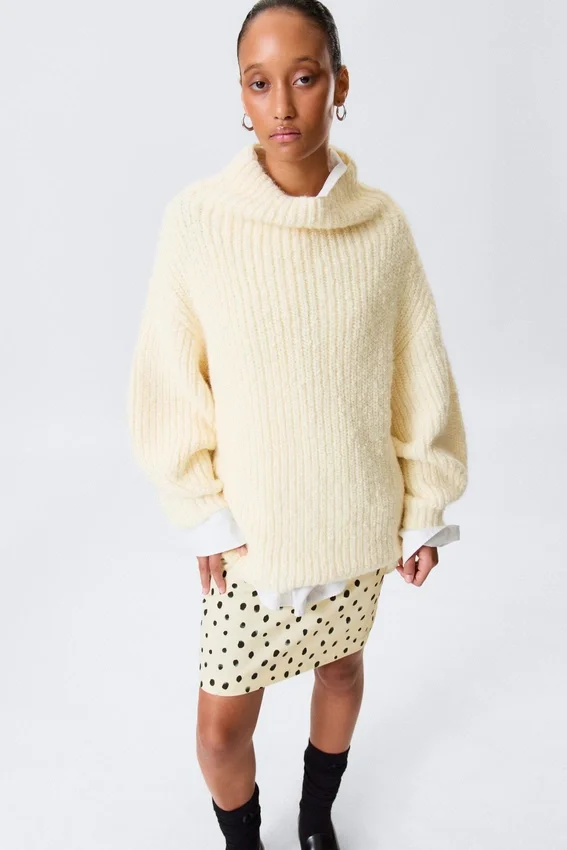 Oversized Knitted Turtleneck Sweater – Light Yellow Oversized Knitted Turtleneck Sweater – Light Yellow