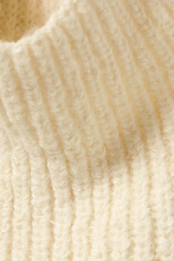 Oversized Knitted Turtleneck Sweater – Light Yellow Oversized Knitted Turtleneck Sweater – Light Yellow