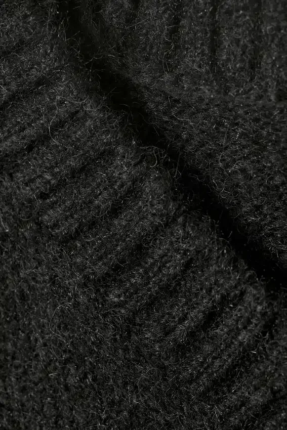 Oversized V-Neck Wool Blend Sweater – Black Oversized V-Neck Wool Blend Sweater – Black