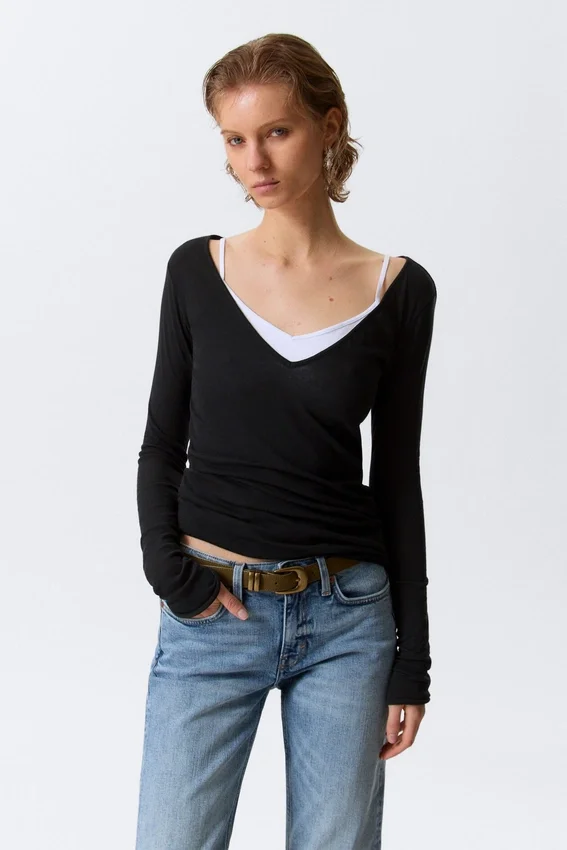 Plunging V-Neck Long-Sleeved Top – Black Plunging V-Neck Long-Sleeved Top – Black