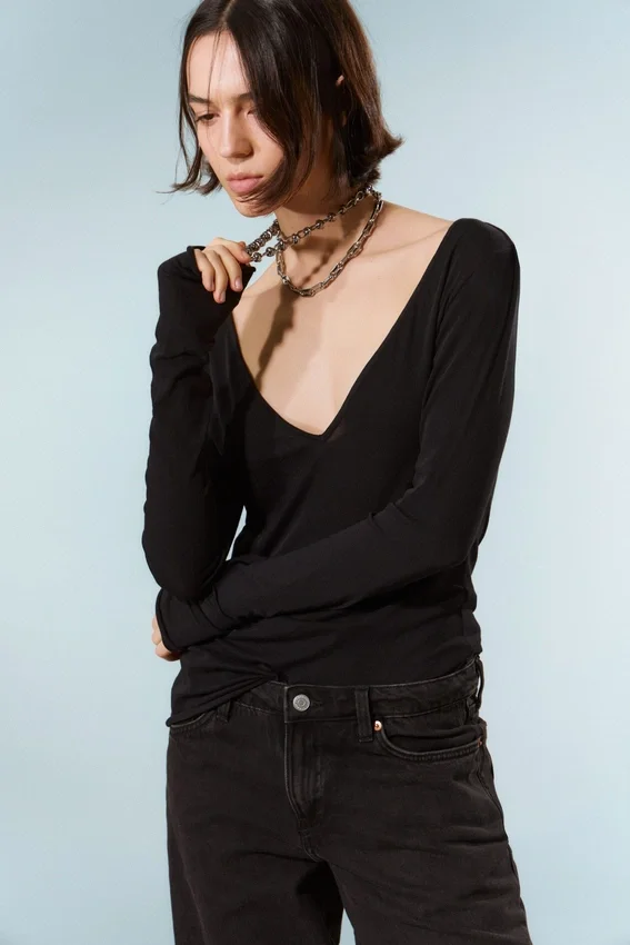 Plunging V-Neck Long-Sleeved Top – Black Plunging V-Neck Long-Sleeved Top – Black