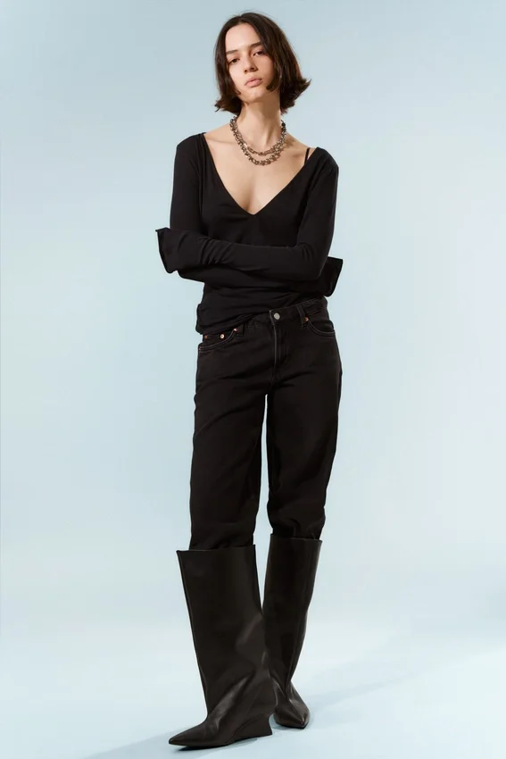 Plunging V-Neck Long-Sleeved Top – Black Plunging V-Neck Long-Sleeved Top – Black