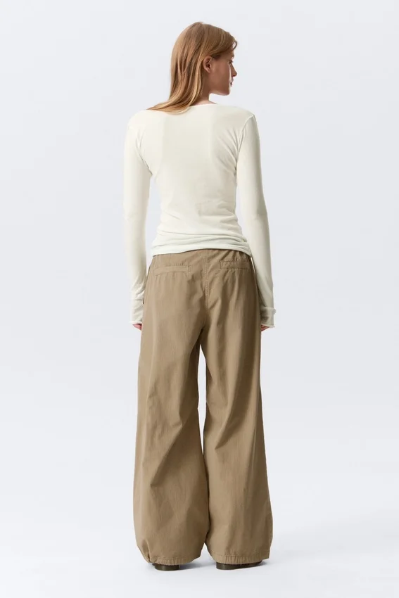 Plunging V-Neck Long-Sleeved Top – White Plunging V-Neck Long-Sleeved Top – White