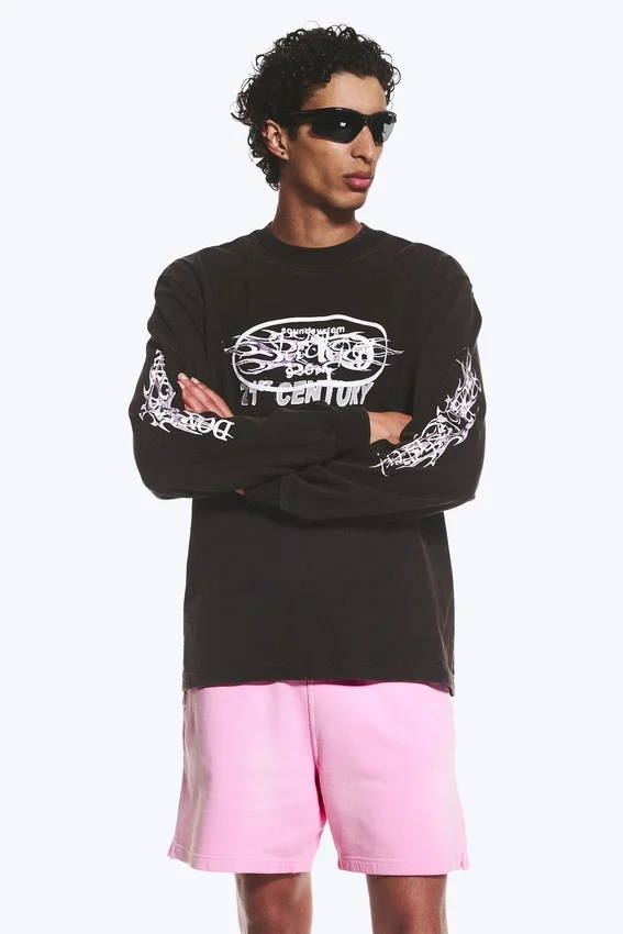 Relaxed Graphic Long-Sleeved T-Shirt – Black Relaxed Graphic Long-Sleeved T-Shirt – Black