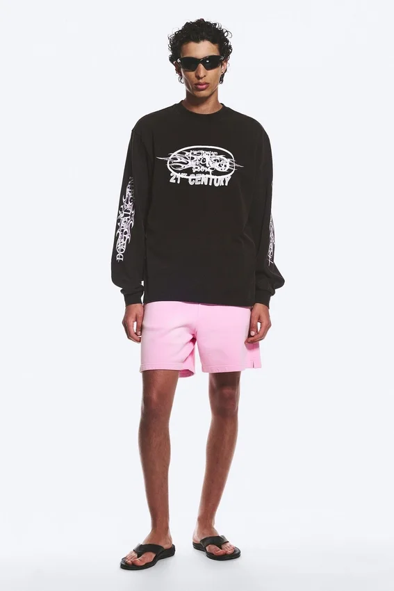 Relaxed Graphic Long-Sleeved T-Shirt – Black Relaxed Graphic Long-Sleeved T-Shirt – Black