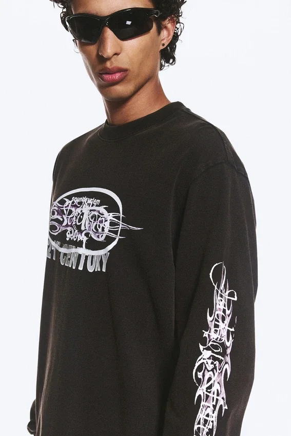 Relaxed Graphic Long-Sleeved T-Shirt – Black Relaxed Graphic Long-Sleeved T-Shirt – Black
