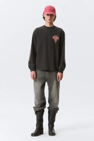 Relaxed Graphic Long-Sleeved T-Shirt – Washed Grey – Red Print