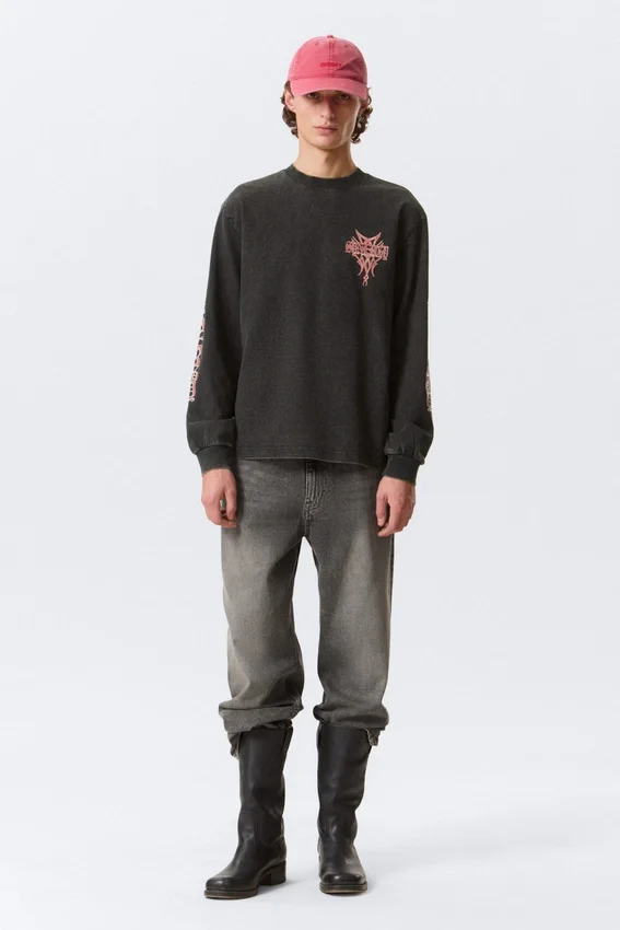 Relaxed Graphic Long-Sleeved T-Shirt – Washed Grey – Red Print Relaxed Graphic Long-Sleeved T-Shirt – Washed Grey – Red Print