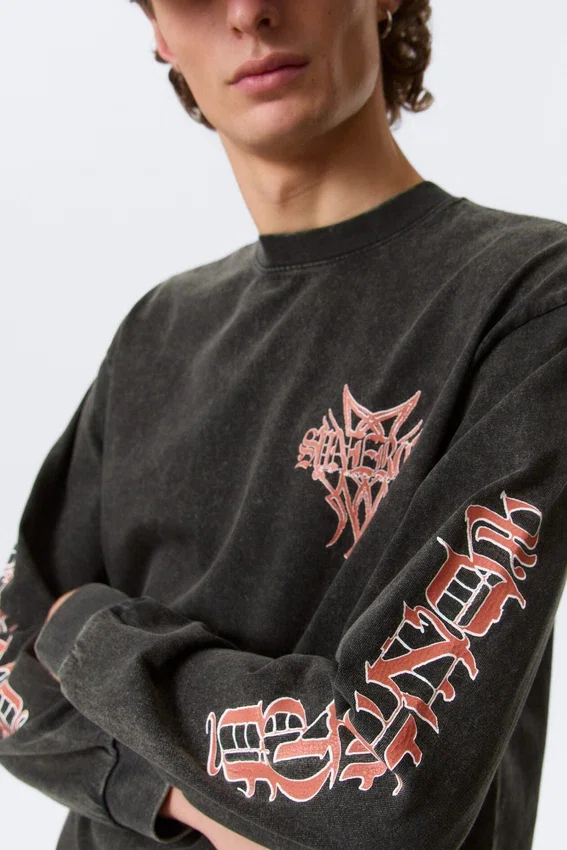 Relaxed Graphic Long-Sleeved T-Shirt – Washed Grey – Red Print Relaxed Graphic Long-Sleeved T-Shirt – Washed Grey – Red Print