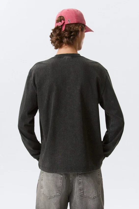Relaxed Graphic Long-Sleeved T-Shirt – Washed Grey – Red Print Relaxed Graphic Long-Sleeved T-Shirt – Washed Grey – Red Print