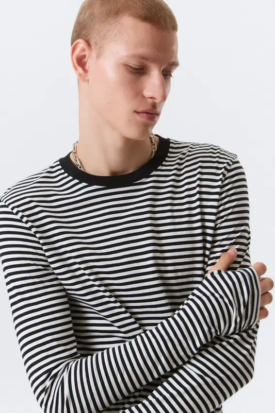 Relaxed Long-Sleeved Cotton T-Shirt – Black & White Stripes Relaxed Long-Sleeved Cotton T-Shirt – Black & White Stripes