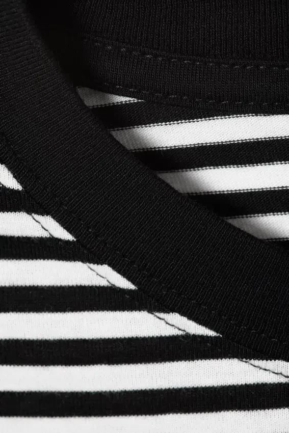 Relaxed Long-Sleeved Cotton T-Shirt – Black & White Stripes Relaxed Long-Sleeved Cotton T-Shirt – Black & White Stripes