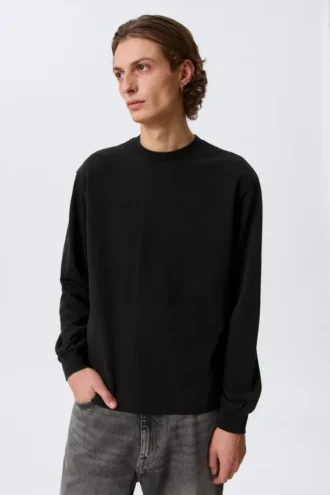 Relaxed Long-Sleeved T-Shirt – Black Relaxed Long-Sleeved T-Shirt – Black