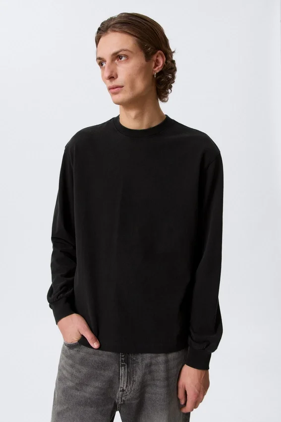 Relaxed Long-Sleeved T-Shirt – Black Relaxed Long-Sleeved T-Shirt – Black