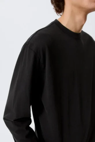 Relaxed Long-Sleeved T-Shirt – Black Relaxed Long-Sleeved T-Shirt – Black