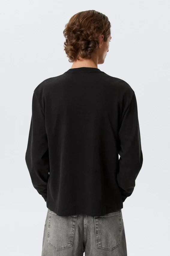 Relaxed Long-Sleeved T-Shirt – Black Relaxed Long-Sleeved T-Shirt – Black