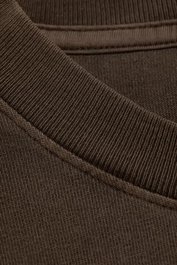 Relaxed Long-Sleeved T-Shirt – Dark Brown Relaxed Long-Sleeved T-Shirt – Dark Brown