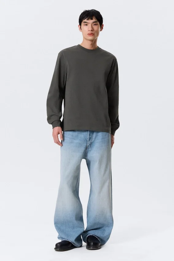 Relaxed Long-Sleeved T-Shirt – Dark Grey Relaxed Long-Sleeved T-Shirt – Dark Grey
