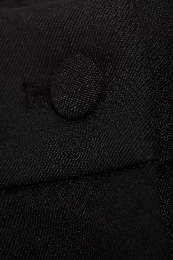 Relaxed Pleated Mini Suiting Shorts – Black Relaxed Pleated Mini Suiting Shorts – Black