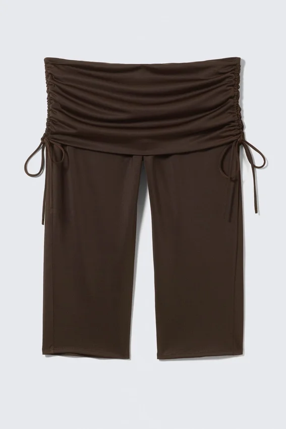 Ruched Low Rise Capri Leggings – Dark Brown Ruched Low Rise Capri Leggings – Dark Brown