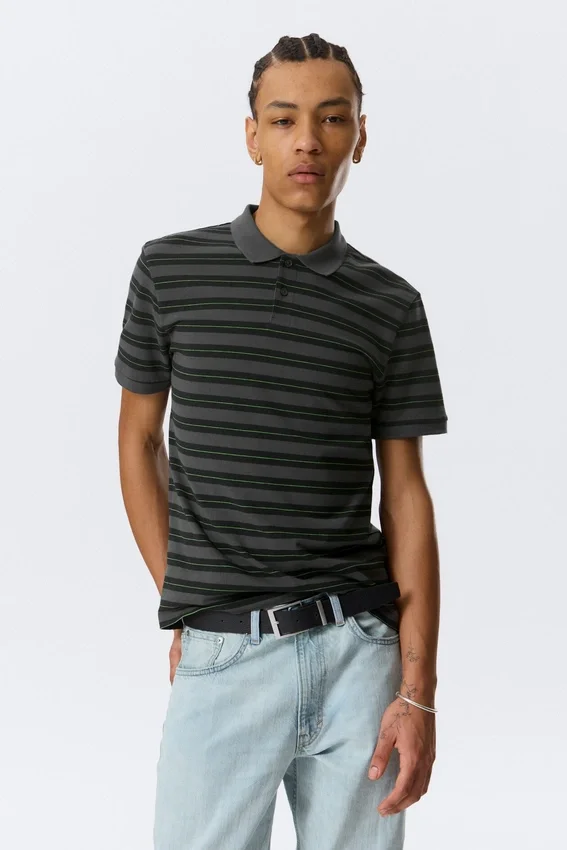 Short-Sleeved Tennis Piqua Shirt – Dark Grey – Green Stripe Short-Sleeved Tennis Piqua Shirt – Dark Grey – Green Stripe