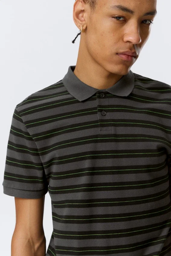 Short-Sleeved Tennis Piqua Shirt – Dark Grey – Green Stripe Short-Sleeved Tennis Piqua Shirt – Dark Grey – Green Stripe