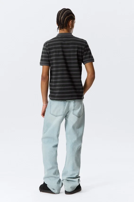 Short-Sleeved Tennis Piqua Shirt – Dark Grey – Green Stripe Short-Sleeved Tennis Piqua Shirt – Dark Grey – Green Stripe