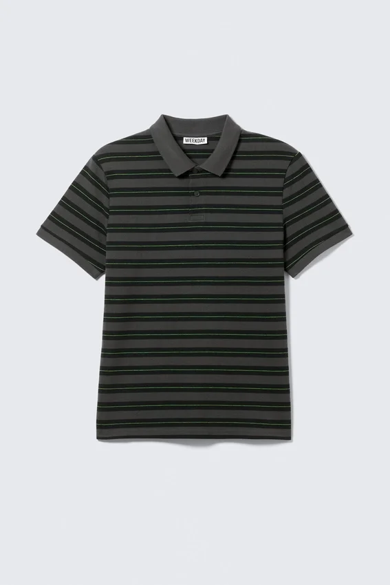 Short-Sleeved Tennis Piqua Shirt – Dark Grey – Green Stripe Short-Sleeved Tennis Piqua Shirt – Dark Grey – Green Stripe