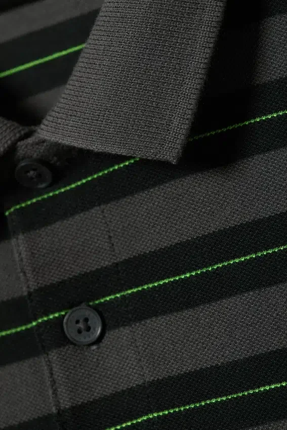 Short-Sleeved Tennis Piqua Shirt – Dark Grey – Green Stripe Short-Sleeved Tennis Piqua Shirt – Dark Grey – Green Stripe