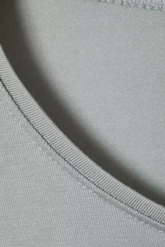 Slim Fit Long-Sleeved Lyocell Top – Light Blue-Ish Grey Slim Fit Long-Sleeved Lyocell Top – Light Blue-Ish Grey