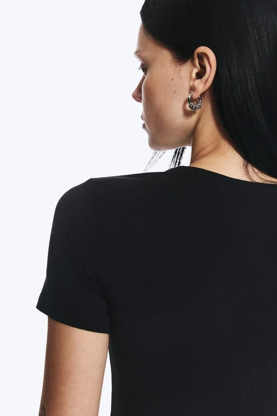 Slim Fitted T-Shirt – Black Slim Fitted T-Shirt – Black