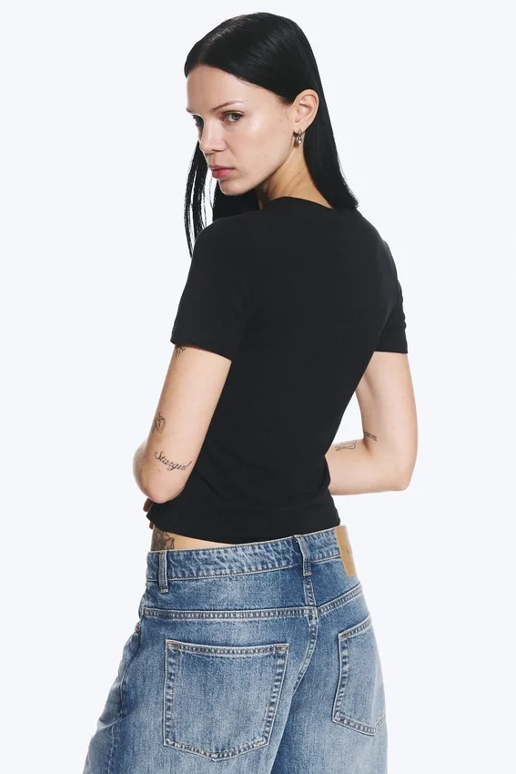 Slim Fitted T-Shirt – Black Slim Fitted T-Shirt – Black