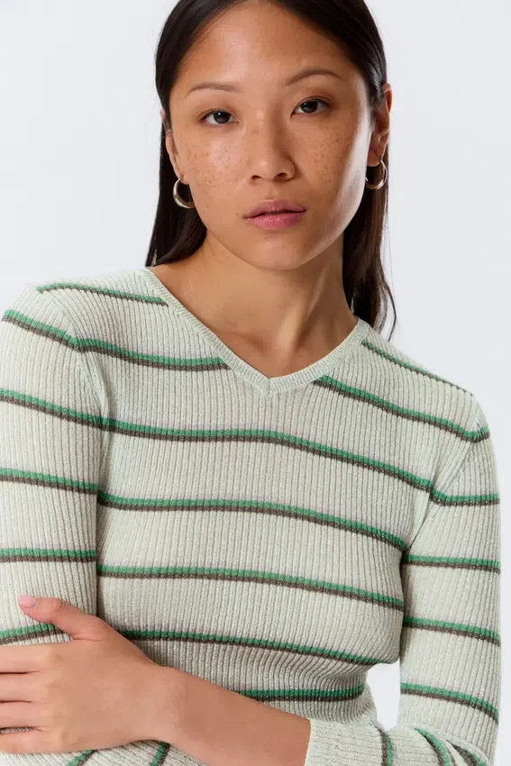 Slim Knitted V-Neck Sweater – Striped Light Grey Slim Knitted V-Neck Sweater – Striped Light Grey
