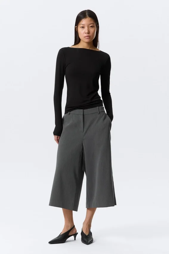 Slim Long-Sleeved Open Back Top – Black Slim Long-Sleeved Open Back Top – Black