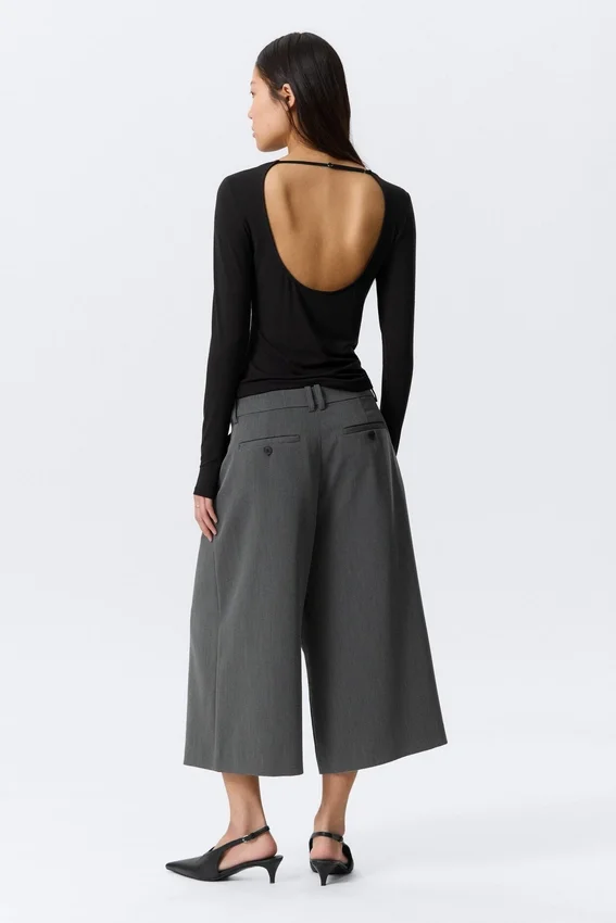 Slim Long-Sleeved Open Back Top – Black Slim Long-Sleeved Open Back Top – Black
