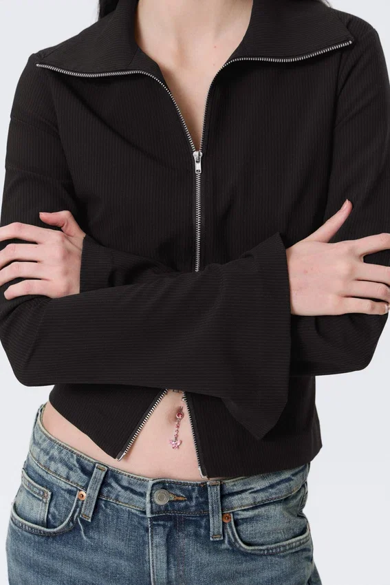Slim Long-Sleeved Zip Shirt – Striped Black Slim Long-Sleeved Zip Shirt – Striped Black