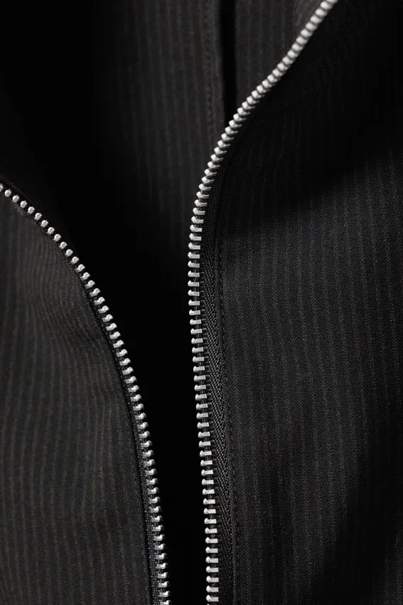 Slim Long-Sleeved Zip Shirt – Striped Black Slim Long-Sleeved Zip Shirt – Striped Black