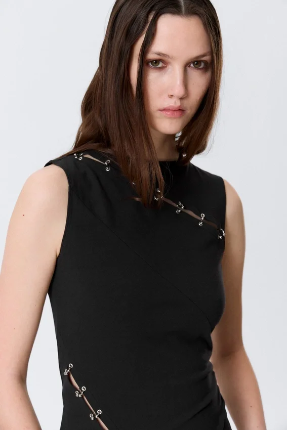 Slim Pierced Seam Sleeveless Top – Black Slim Pierced Seam Sleeveless Top – Black