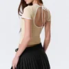 Slim Short-Sleeved Open-Back Top – Beige – White Binding Slim Short-Sleeved Open-Back Top – Beige – White Binding
