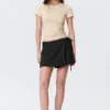 Slim Short-Sleeved Open-Back Top – Beige – White Binding Slim Short-Sleeved Open-Back Top – Beige – White Binding