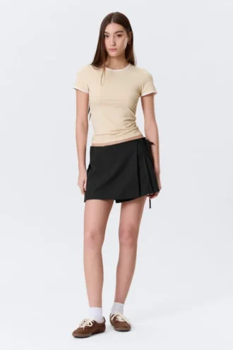 Slim Short-Sleeved Open-Back Top – Beige – White Binding