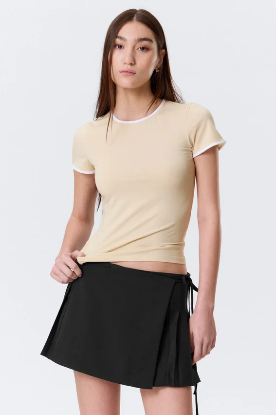 Slim Short-Sleeved Open-Back Top – Beige – White Binding Slim Short-Sleeved Open-Back Top – Beige – White Binding