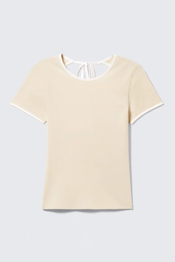 Slim Short-Sleeved Open-Back Top – Beige – White Binding Slim Short-Sleeved Open-Back Top – Beige – White Binding