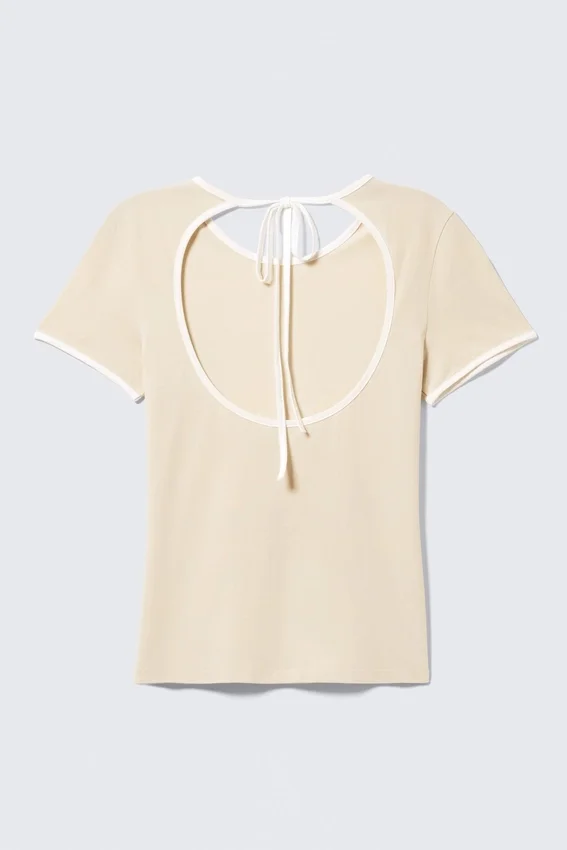 Slim Short-Sleeved Open-Back Top – Beige – White Binding Slim Short-Sleeved Open-Back Top – Beige – White Binding